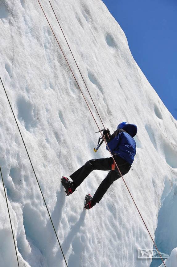 Descendo de rapel uma parede de gelo no glaciar Viedma, no Parque Nacional Los Glaciares, região de El Chaltén, no sul da Argentina